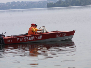 На Молодіжному пляжі 15-річний хлопець знесилився у воді, але відпочивальник, який був поруч, допоміг йому дістатися берега.