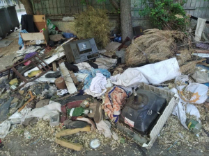 У Запоріжжі навпроти житлового будинку виявили сміттєзвалище (фото)