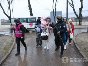 "Аби тільки не прилетіло в хату" - з Кушугума на світанку вивезли ще 19 дітей (фото, відео)