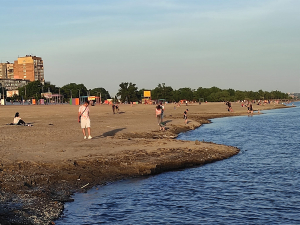 Рівень води продовжує знижуватись - як виглядають запорізькі пляжі