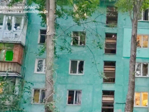 Російський дрон атакував житловий будинок – у Запоріжжі показали наслідки від вибуху (фото, відео)