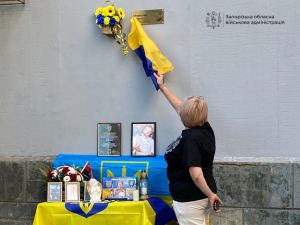 Пішов добровольцем на останнє завдання – у Запоріжжі морпіху відкрили меморіальну дошку (фото)