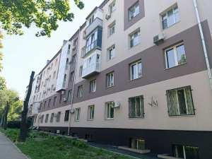 На фінальній стадії - у Запоріжжі завершують ремонт в будинку на вулиці Незалежної України (фото)