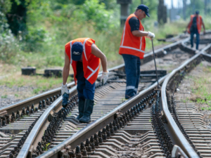 Поїзди до та із Запоріжжя курсують із затримками через масовані обстріли на Кіровоградщині