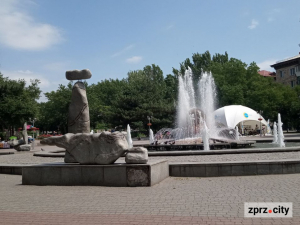 З площі в центрі Запоріжжя прибрали дитячі атракціони - фото