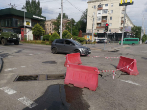 На перехресті в центрі Запоріжжя провалився асфальт: чи відремонтували дорогу?