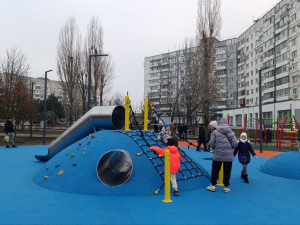 Великий дитячий майданчик та спортивні зони - у спальному мікрорайоні Запоріжжя оновили парк (фото)