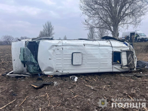 На трасі Запоріжжя - Дніпро перекинулася маршрутка з пасажирами - є загиблі та поранені (фото)