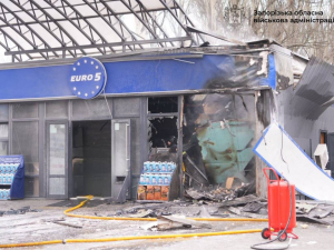 Понівечена автозаправка у Запоріжжі внаслідок атаки росіян 24 березня 