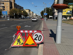 "Напливи" на асфальті у центрі Запоріжжя - комунальники ліквідовують небезпеку для водіїв (фото)