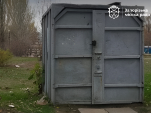 Без примусу та витрат з бюджету — у Запоріжжі власник сам прибрав незаконну споруду (фото)