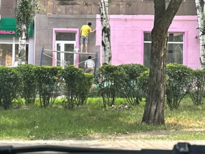 У Запоріжжі історичний будинок пофарбували у рожевий колір - фото