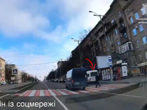 Знайшли завдяки соцмережам - у Запоріжжі поліція покарала водія маршрутки, який не пропустив пішохода