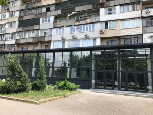 Два роки з фанерою - у Запоріжжі оновили фасад виставкової зали після ракетного удару (фото)