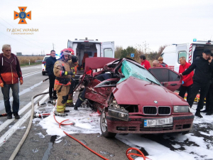 На трасі в Запорізькому районі зіткнулися легковик та вантажівка, загинули троє людей - фото