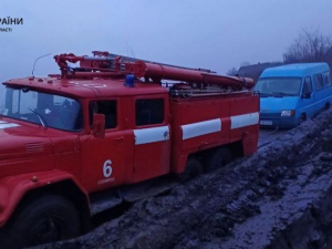 Рятувальники гасили пожежі, що виникли внаслідок обстрілів ворога, та визволяли людей на Дорозі життя