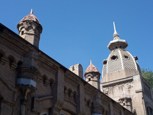 Найкрасивіша у місті арка, електростанція з венеціанськими вікнами та музей на кладовищі - чим дивує стара частина Запоріжжя (фото)
