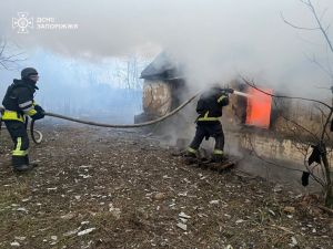 Запорізькі надзвичайники врятували людину на пожежі і загасили кіоск