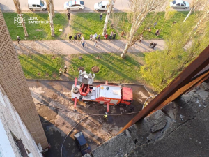 У Запоріжжі надзвичайники врятували дві родини з палаючої багатоповерхівки (фото)