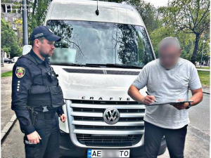 Курив прямо за кермом - у Запоріжжі покарали маршрутника, який прославився в соцмережах (фото)