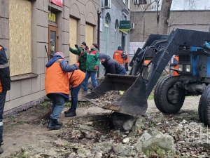 Працюють цілодобово - у Запоріжжі триває ліквідація наслідків ворожої атаки в ніч на 1 лютого