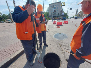 Запорізькі комунальники вирішили зазирнути нижче проблемної дороги, яка постійно провалюється - фото