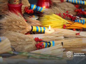 Свічки пам’яті як символ незламності - Запоріжжя вшанувало пам’ять жертв Голодоморів (фото)