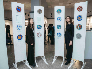 Декоративний рельєф як пам’ять: у Запоріжжі відкрили незвичайну виставку цементних панно (фото)