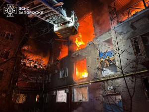 12 липня о 22.34 російські військові вдарили БпЛА по житловому будинку у Запоріжжі, фото ГУ ДСНС