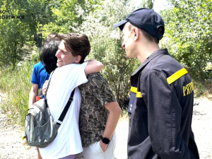 Витягли з води та відвезли у лікарню - двоє запоріжців врятували підлітка, який тонув у водоймі (фото)