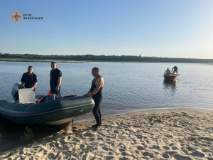 Пішов купатись та зник під водою - у Запоріжжі відпочиваючі врятували 11-річного хлопчика