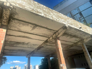 У Запоріжжі демонтують аварійну арку, що загрожувала пішоходам (фото)