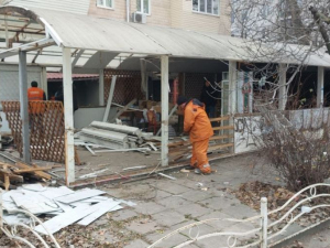 У центрі Запоріжжя знесли незаконний літній майданчик кафе - фото