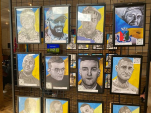 "Крізь ці портрети ми бачимо життя": у Запоріжжі відкрили виставку на честь загиблих і зниклих Героїв (фото)