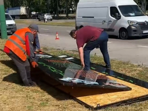 Запоріжжя позбувається зайвого – з вулиці прибрали російськомовну рекламну вивіску (фото, відео)