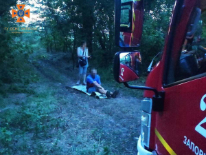 Несли два кілометри: у Запоріжжі бійці ДСНС врятували чоловіка, який травмувався на пляжі