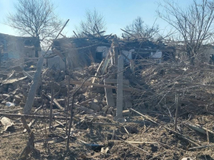 Запорізькі тероборонці евакуювали родину зі зруйнованого рашистами будинку - фото