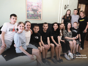 Багатодітна родина, яка евакуювалась з Оріхова, отримала нову оселю у Запоріжжі (фото, відео)