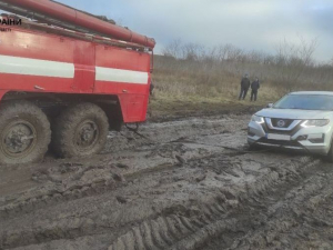 Шлях з окупації: автомобілі застряють у багнюці у селі Кам’янське, рятувальники допомагають вибратись