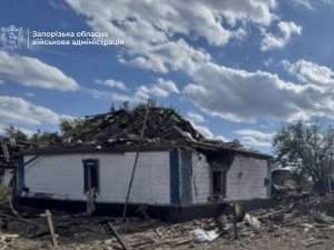 Скинули авіабомби на школу та будинки - у селі на Запоріжжі отримала поранення пенсіонерка 