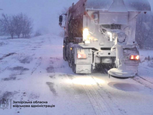 Запорізьку область засипало снігом: комунальники борються з негодою (фото, відео)