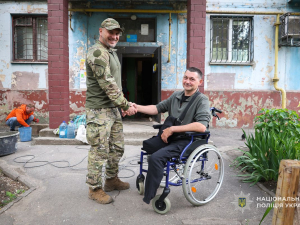 Запорізькі поліцейські встановили пандус у багатоповерхівці для свого колеги, який втратив ноги на війні (фото)