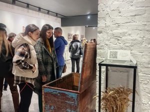 Старовинні скрині, рушники та пісні степу - у Запоріжжі відкрилася унікальна виставка врятованих з-під обстрілів артефактів (фото)