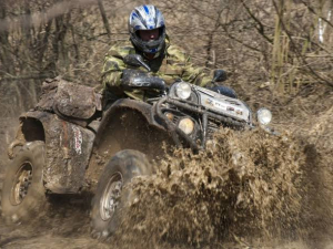 "По вуха" у багні - в Запоріжжі вночі рятувальники витягали квадроцикл з пастки (відео)