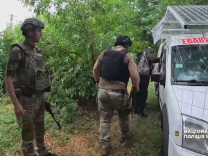 На Запоріжжі поліцейські вдруге врятували чоловіка від обстрілів та вивезли літню жінку з Комишуваської громади.