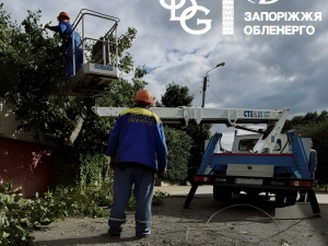 На Запоріжжі енергетики ремонтували мережі після ворожих ударів та негоди 