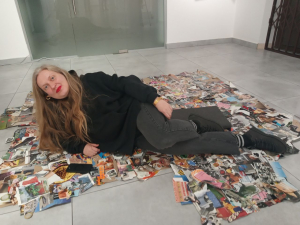 Полежати на експонаті та зробити селфі - у Запоріжжі відкрили виставку найкращих робіт міжнародного фестивалю колажу (фото)