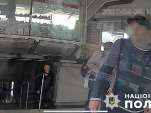 На майданчику в Запоріжжі побили та пограбували двох чоловіків - подробиці