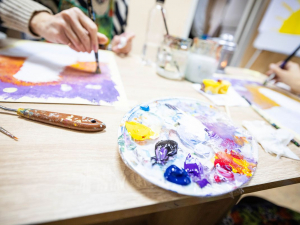 Відволіктися та морально відновитись: у запорізькому «Опліч Хабі» проходять безкоштовні заняття живопису з елементами арттерапії - як записатись