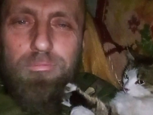На Запоріжжі боєць провів понад пів року в підземеллі зруйнованого Степногірська — і весь цей час поруч із ним була кішка Муся
